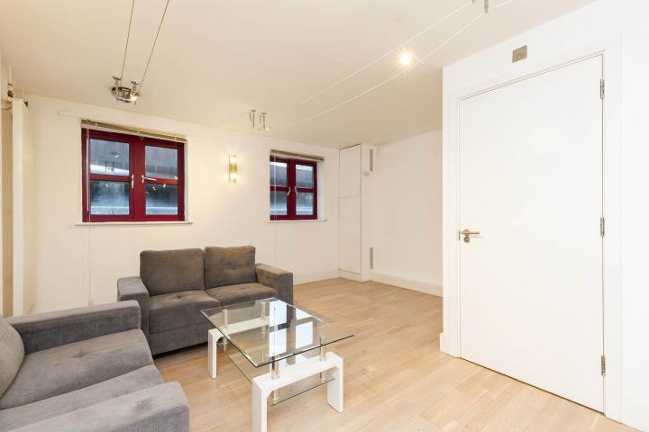 Split level modern and spacious 2 bed 2 bath in the shoreditch area  Quaker Street , Shoreditch 
